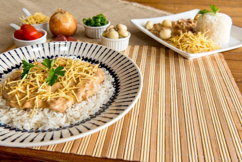 Estrogonofe de frango com palmito