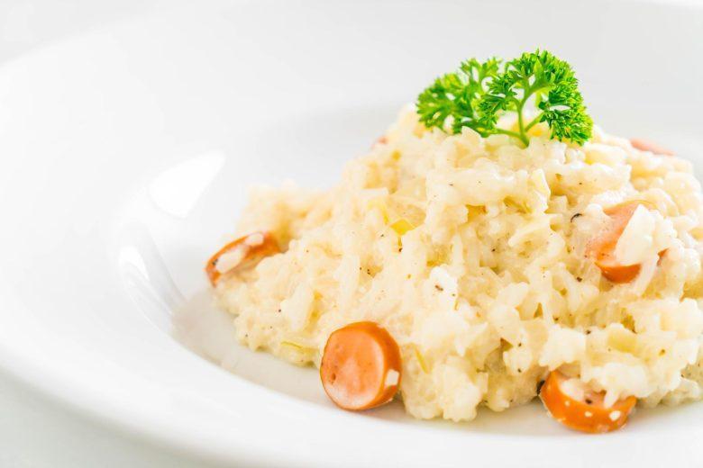Risoto no forno com salsicha e tomate