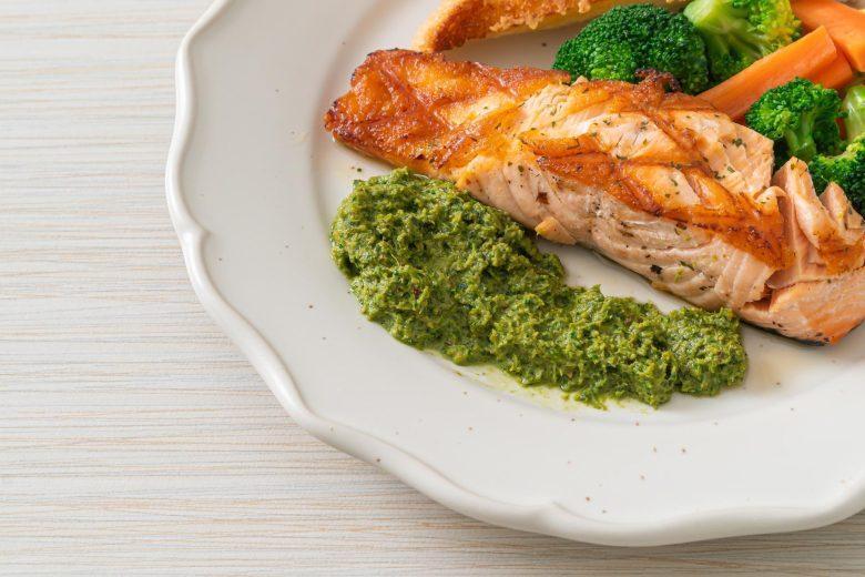 Salmão com pesto de coentro