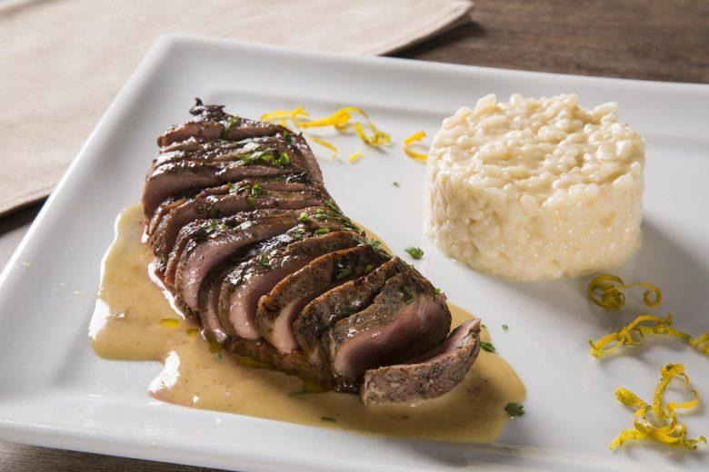 Magret de pato com risoto de laranja