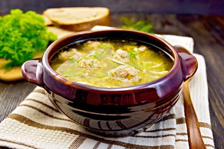 Sopa vietnamita de carne com macarrão