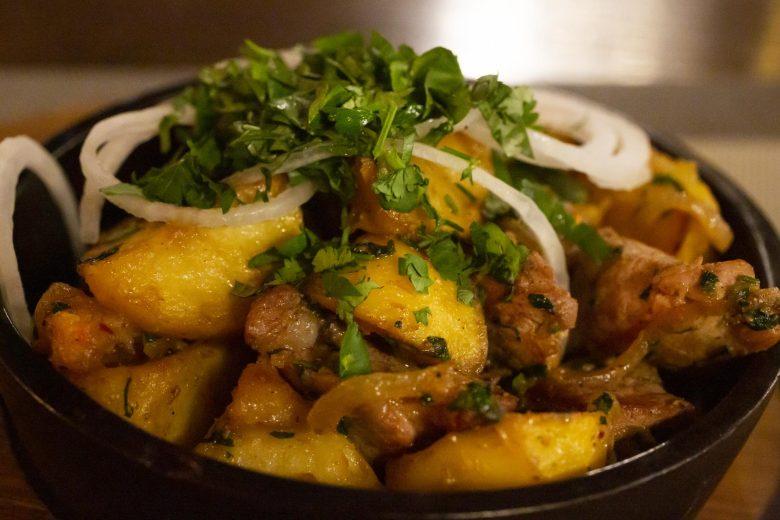Ensopado de carne com batata e cebola