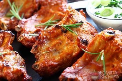 Costelinha de porco com molho barbecue