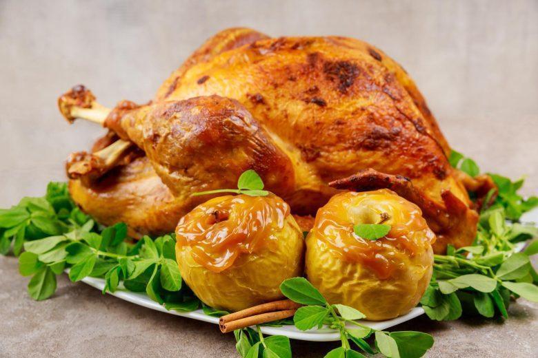 Peru assado com maçãs caramelizadas