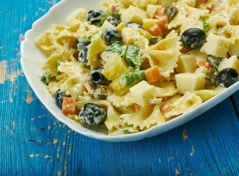 Salada natalina de macarrão