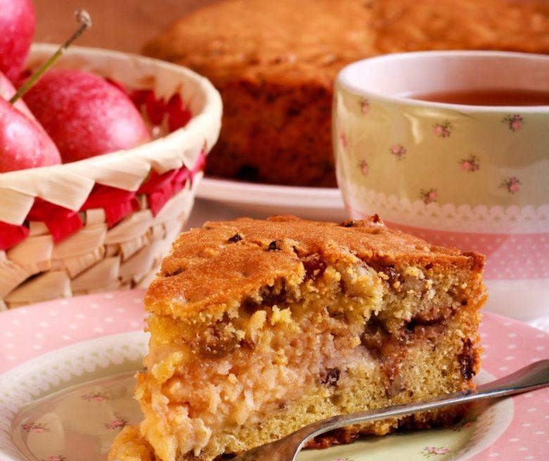 Bolo de maçã com nozes e passas