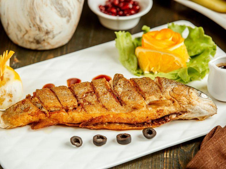 Peixe assado com limão