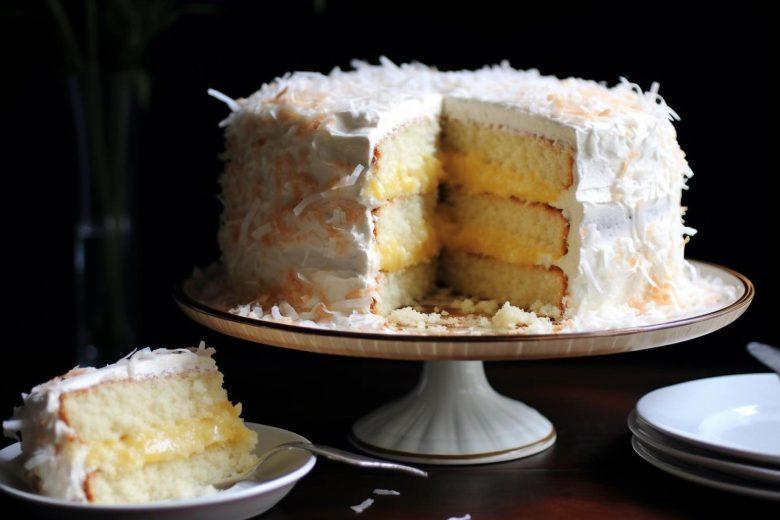 Bolo de coco em camadas