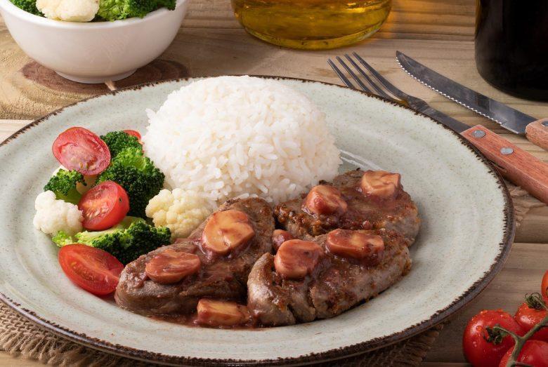 Carne picante em molho de cogumelo