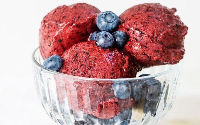 Sorvete de frutas vermelhas