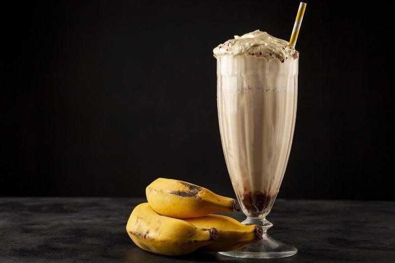 Milk shake de banana e chocolate