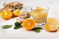 Suco de abacaxi com gengibre e laranja