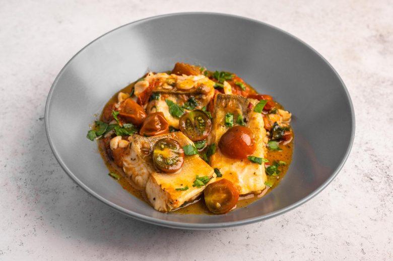 Peixe com tomate, salsa e alho