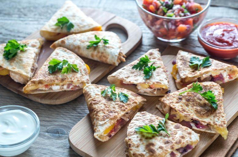 Quesadilla de frango e cheddar