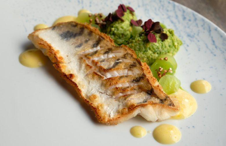 Peixe grelhado ao molho branco e manga