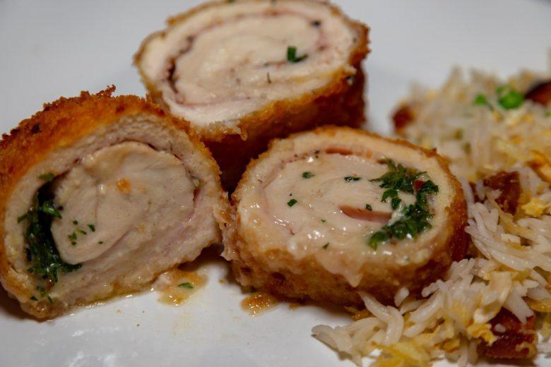 Rolê de frango à milanesa