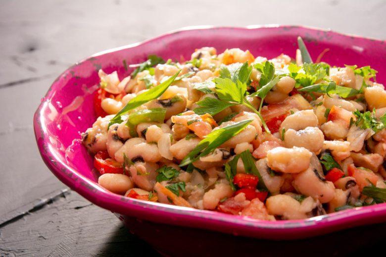 Salada deliciosa de feijão branco
