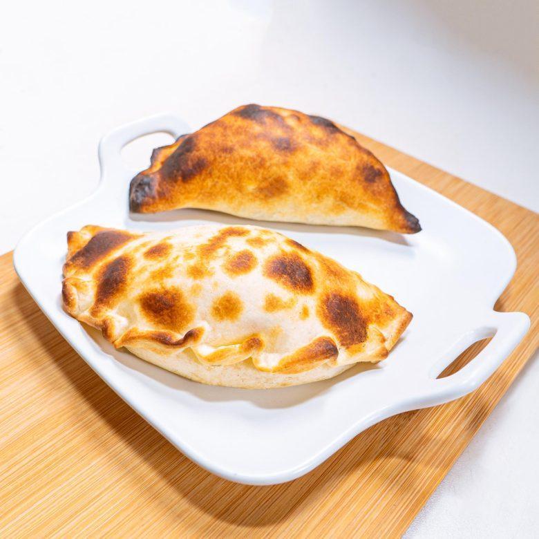 Calzone de calabresa com queijo