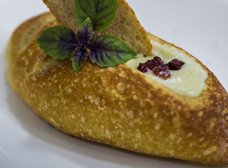 Creme de queijo no pão italiano