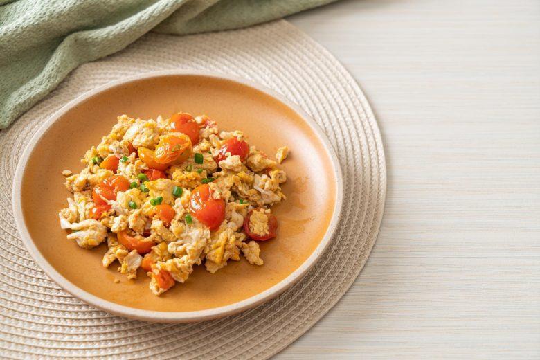 Ovos mexidos com tomate e tofu