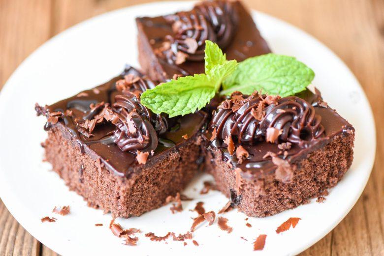 Brownie de chocolate com cobertura