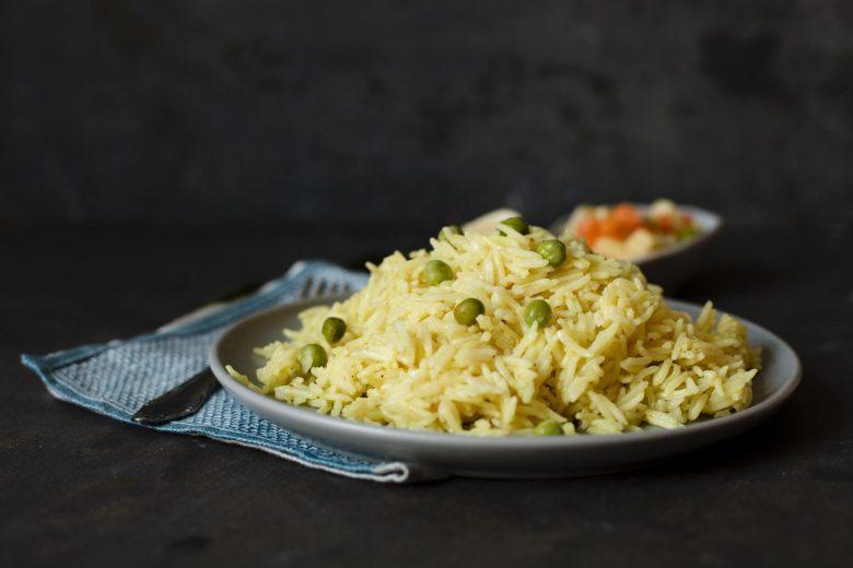 Arroz integral com ervilhas frescas