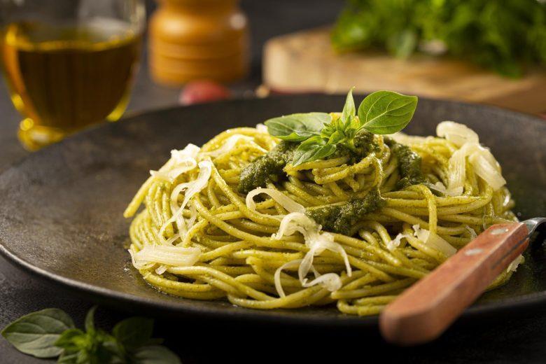 Espaguete ao molho pesto vegan