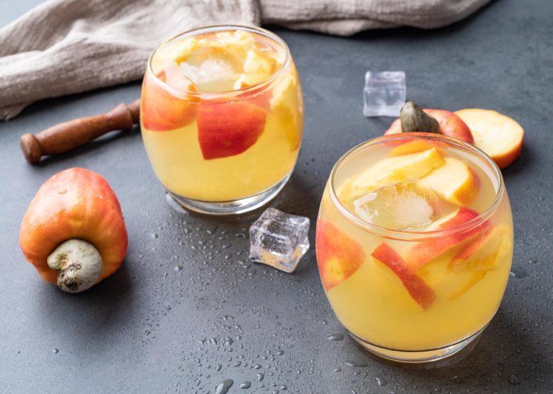 Caipirinha de caju com limão
