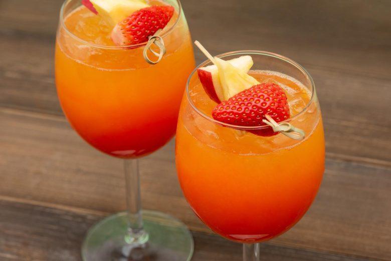 Coquetel de morango e pêssego