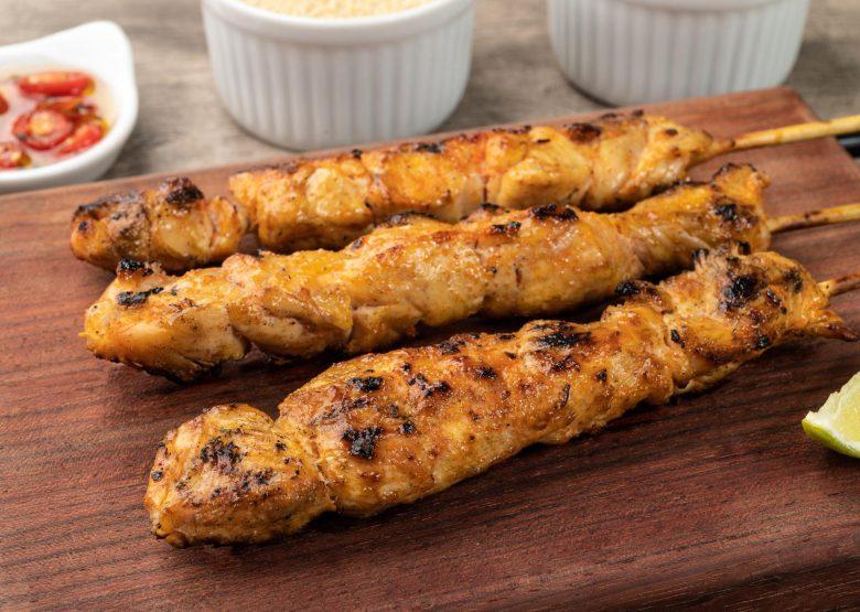 Espetinho saboroso de frango