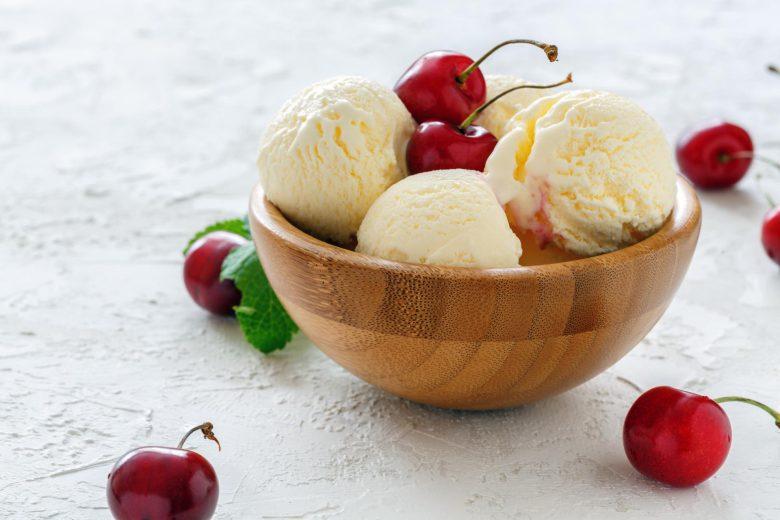 Sorvete de baunilha com cereja e vinho