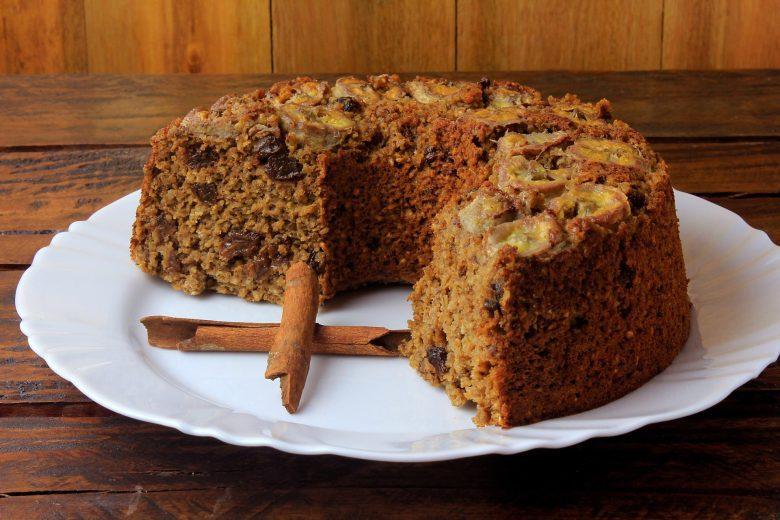 Bolo de banana com canela e passas