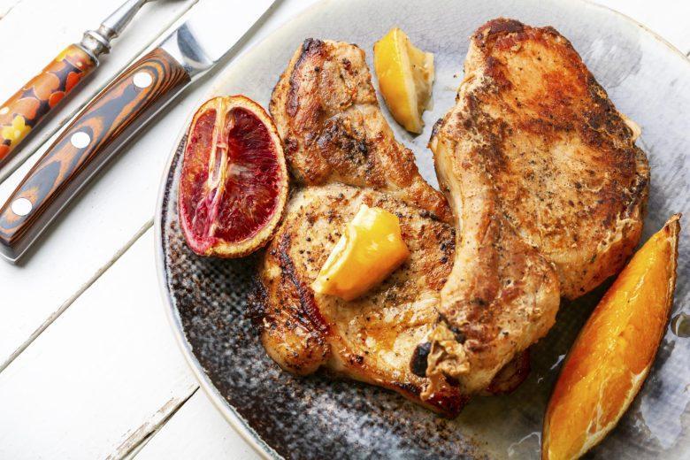 Bisteca de porco ao molho de laranja