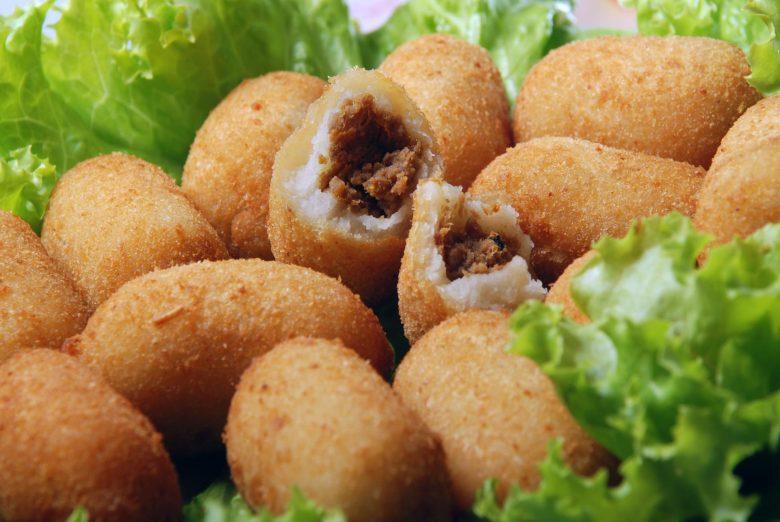 Bolinho de mandioca com carne moída