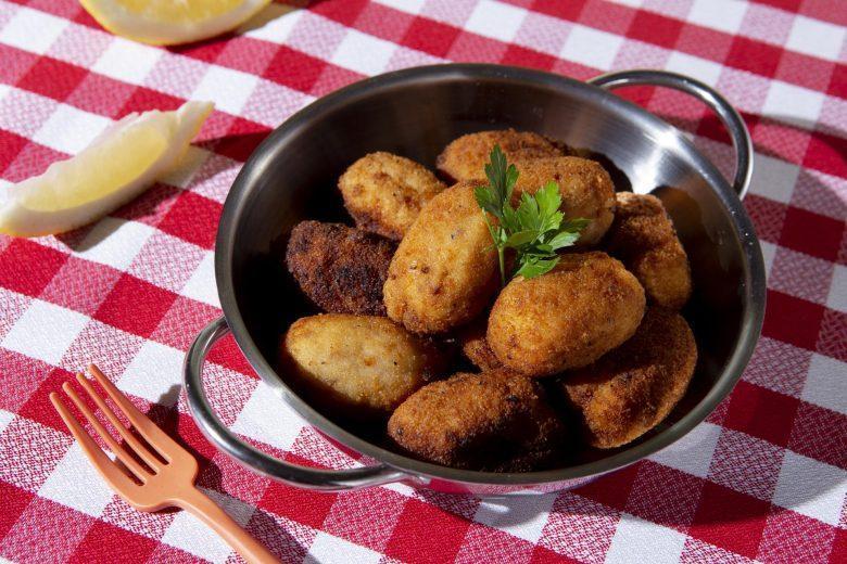 Bolinha com massa de batata recheada com salsicha