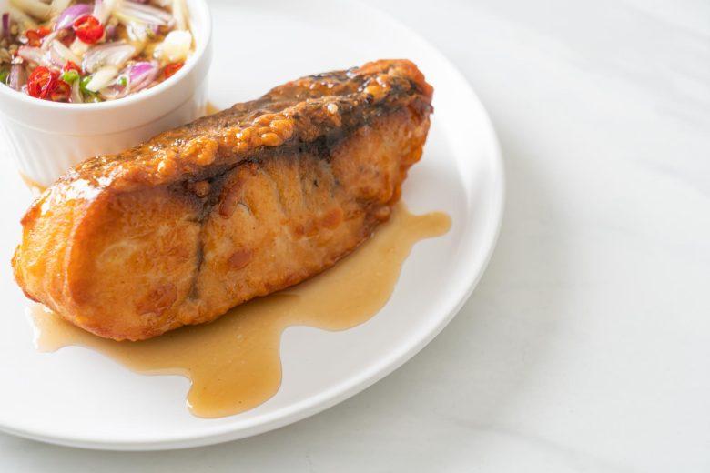 Pargo com molho de tomate e laranja