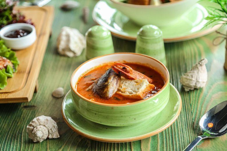 Sopa de peixe e frutos do mar à livornesa