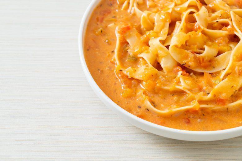 Fettuccine ao molho de tomate e queijo