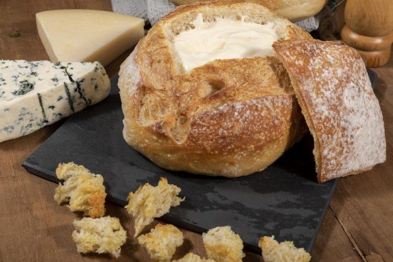 Fondue de queijo no pão italiano