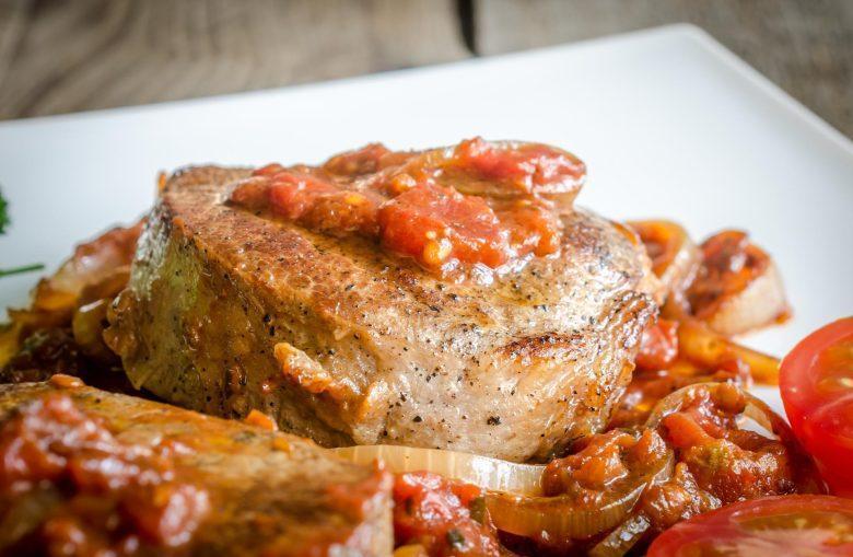 Bisteca de porco ao molho de tomate