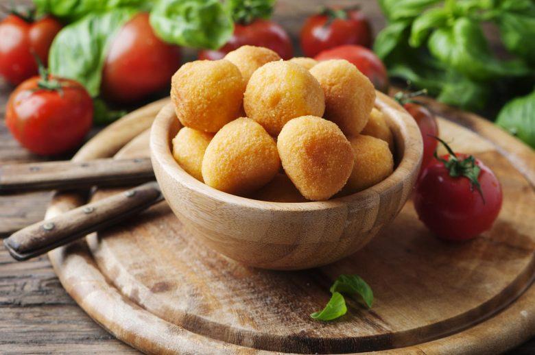 Bolinho empanado de mussarela e sardinha anchovada