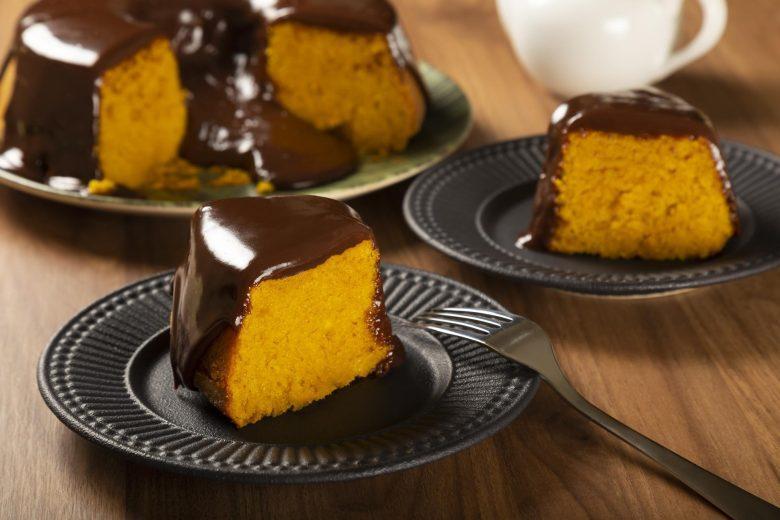 Bolo de cenoura com calda de chocolate 1