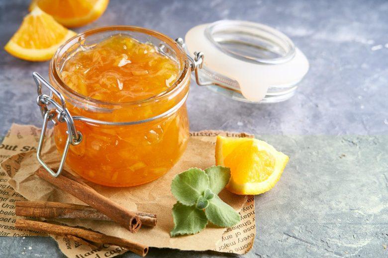 Geleia com pedaços de laranja