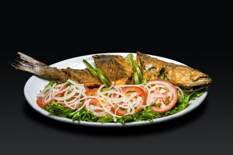 Peixe assado na brasa