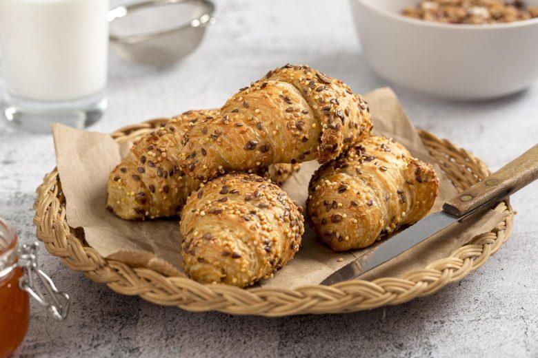 Croissant de batata e gergelim com recheio de pecorino