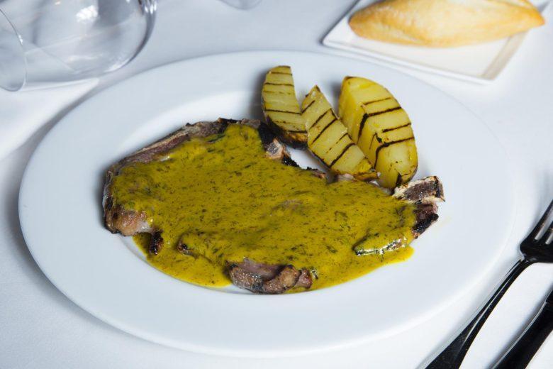 Bife com molho de mostarda
