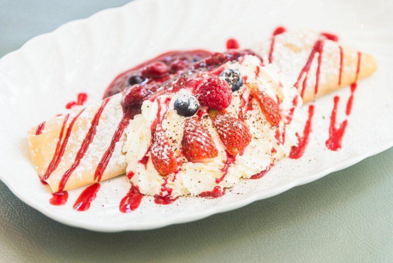 Crepe integral com frutas vermelhas