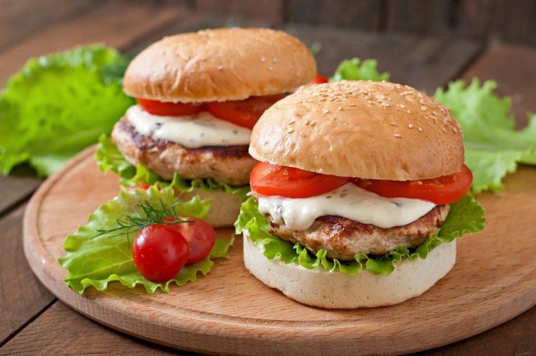 Hambúrguer com molho tártaro