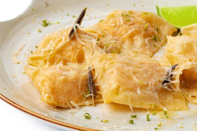 Ravióli com frango e queijo gruyère