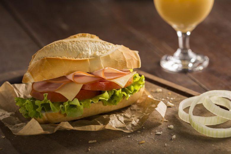 Sanduíche de peru com provolone